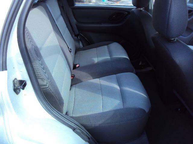 2005 Ford Escape XLS 4dr SUV